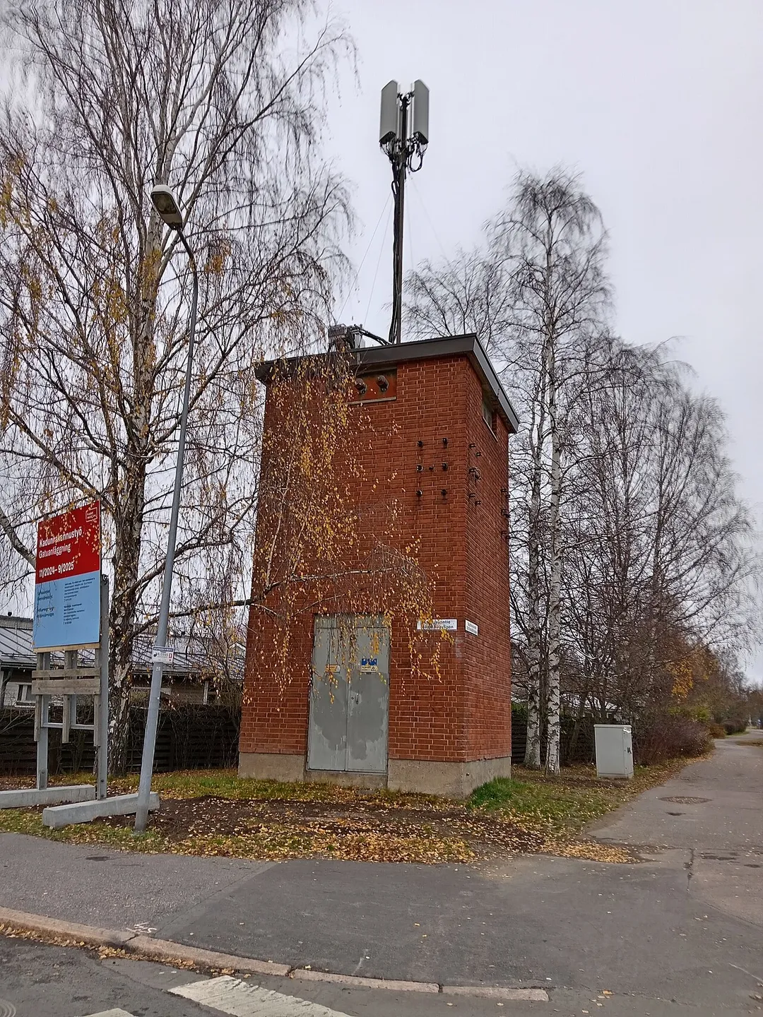 Tiilinen tornimuuntaja Helsingin Tapaninvainiolla Karhusuontien ja Tapaninvainiontien risteyksessä