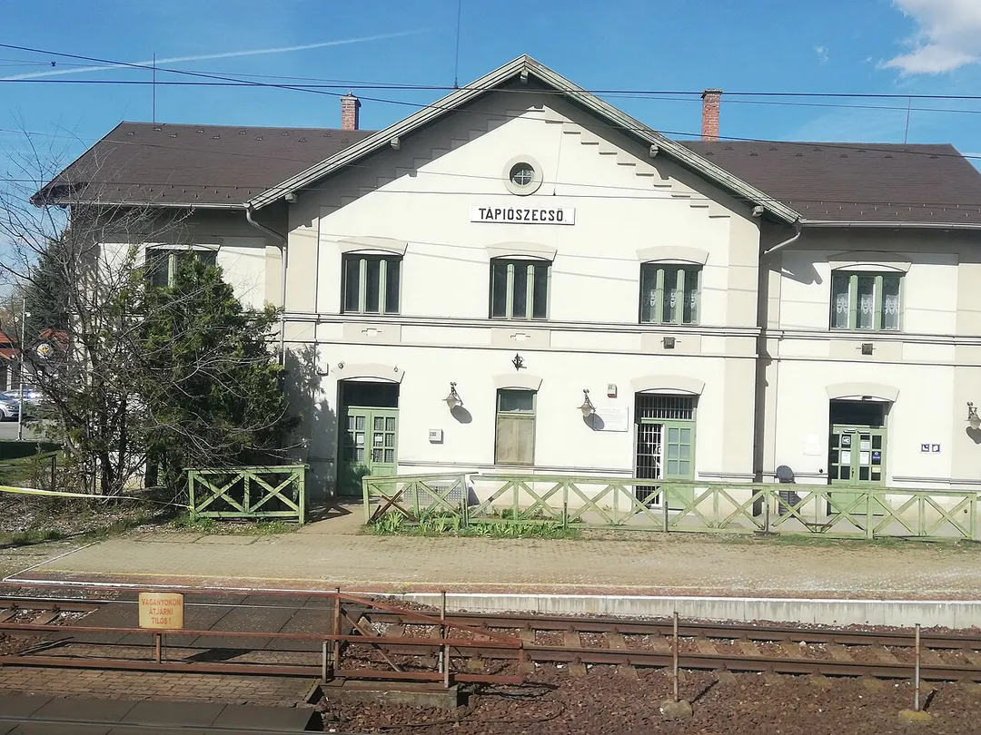 Tápiószecső vasútállomás felvételi épülete vonatből nézve
