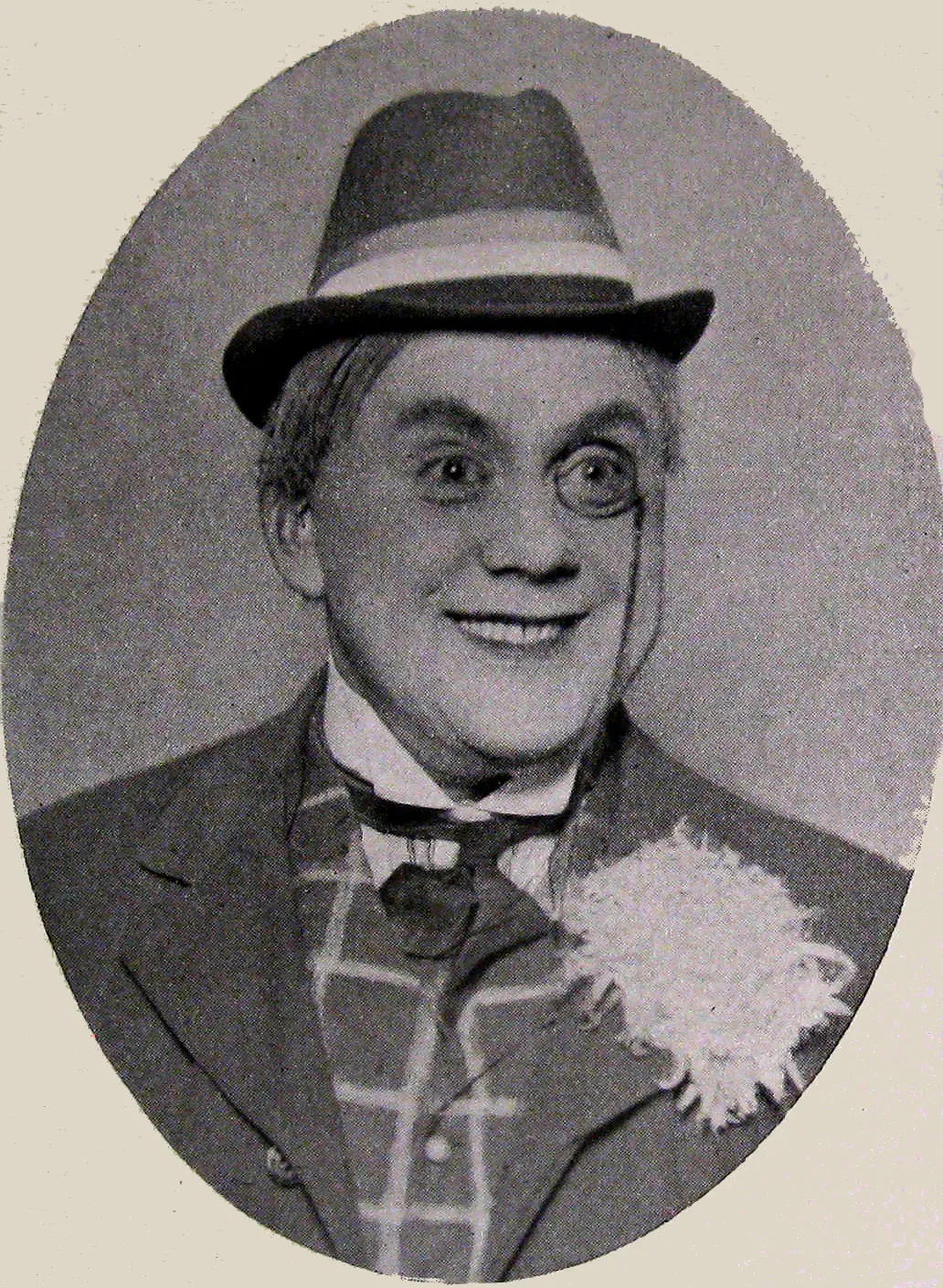 Carl Marius Alstrup (11. april 1877  i Sundbyvester - 2. oktober 1942  i Snekkersten) var en dansk skuespiller og sanger. Her i revyen Sommerrejsen 1909