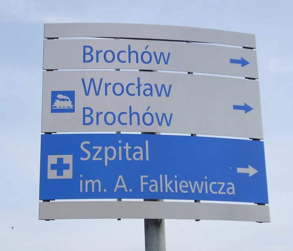 Drogowskaz miejski na wrocławskim Tarnogaju.