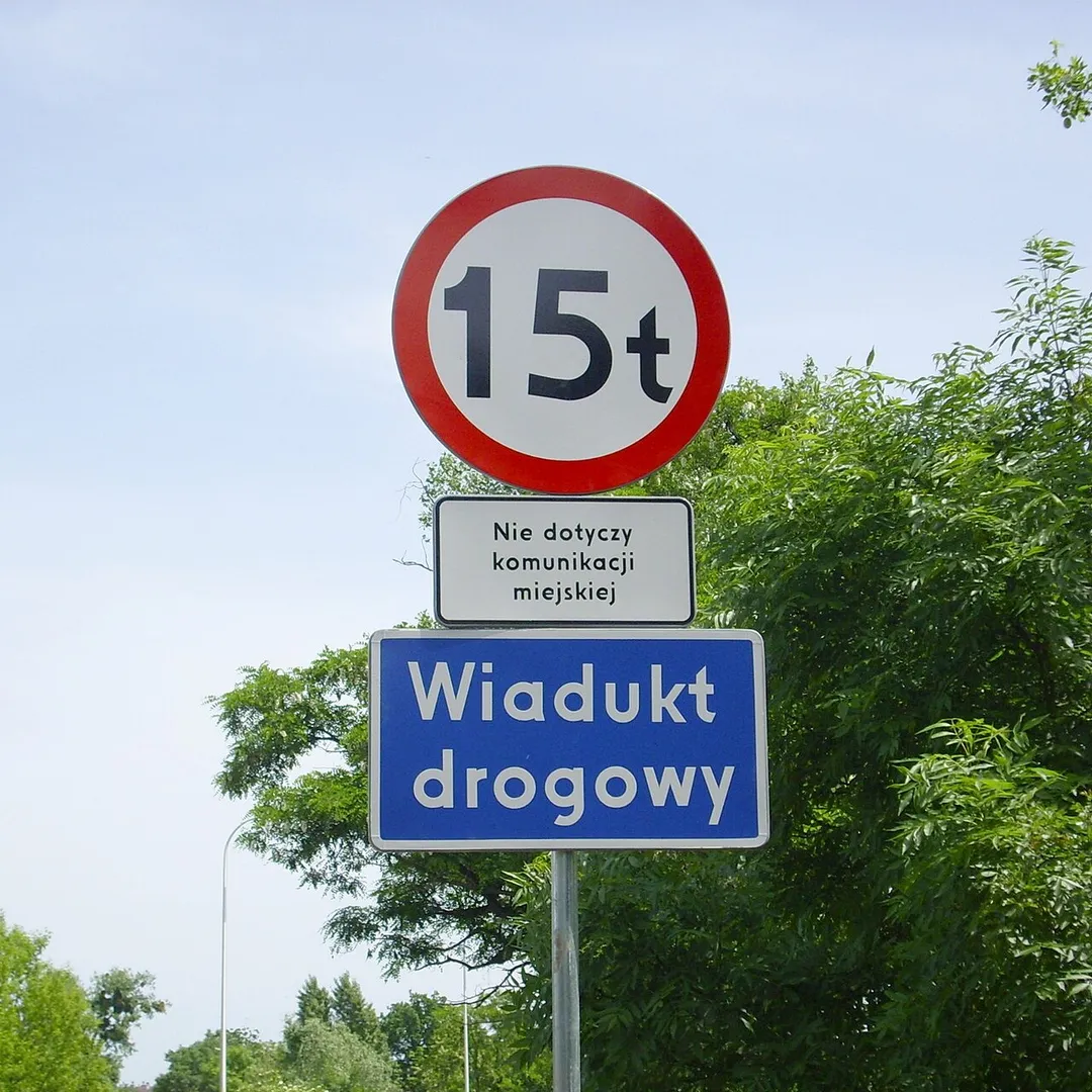 Wrocław, Tarnogaj. Znak B-18 i inne.