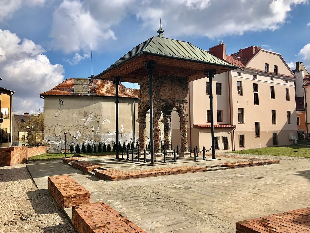 Bima Starej Synagogi w Tarnowie w marcu 2021 roku.