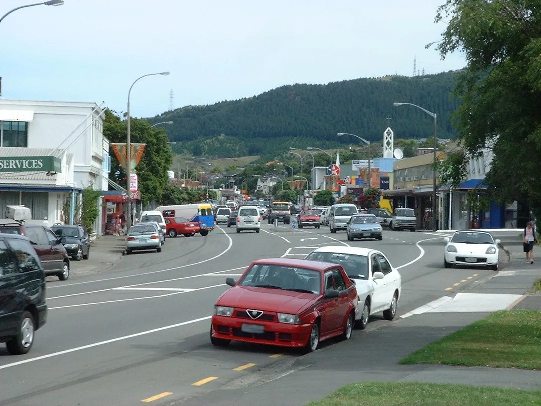Main street of en:Tawa, New Zealand. Photographed by Lesley Walker, December 2005.