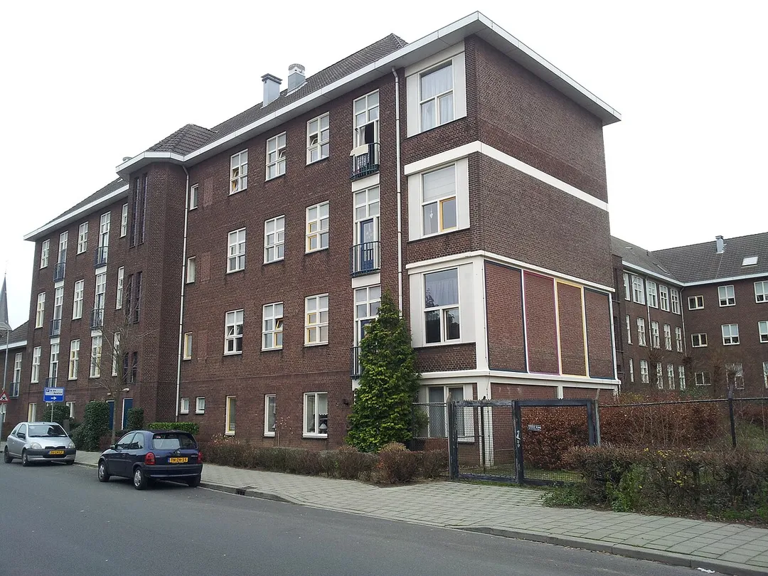 Voormalige ziekenhuis, nu appartementengebouw, aan de Gasthuisstraat in Tegelen.