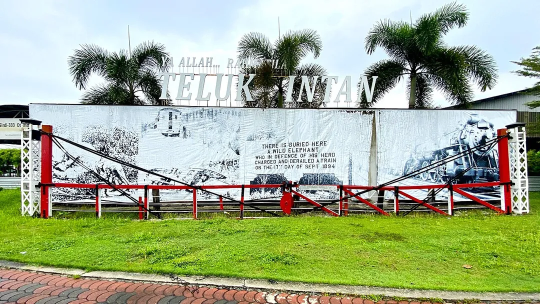 One side of the gates of the former Teluk Intan level crossing across Jalan Changkat Jong, just north of the Teluk Anson Town Railway Station.