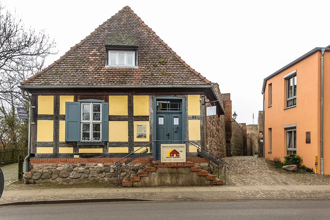 Akzisehaus mit historischer Stadtmauer, Templin