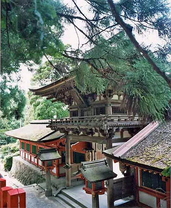This photograph shows a gate at Isonokami Jingu, a Shinto shrine (jinja) in the city of Tenri, Nara Prefecture, Japan. I took the photograph.
