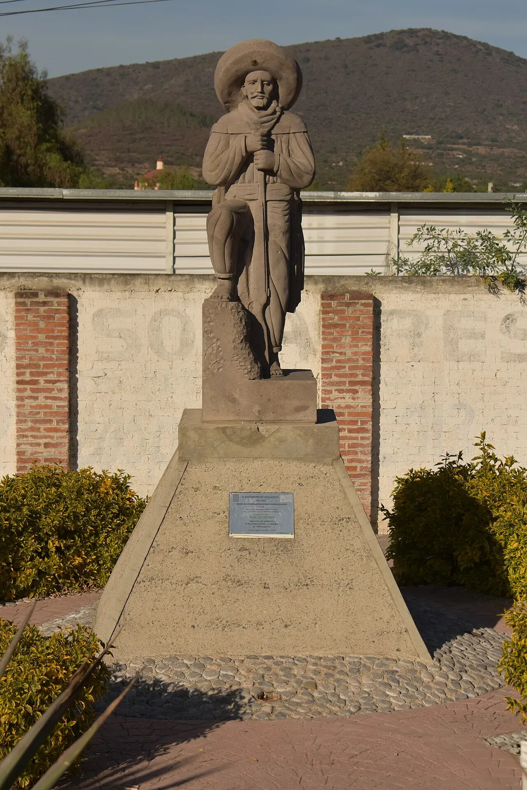 H. Ayuntamiento de Tepetlaoxtoc 2013 - 2015
Siendo Presidente Municipal Ing. Salome Donato Sánchez González

Devela Monumento de la Plaza de los Serranos en honor a la Danza de los Serranos.