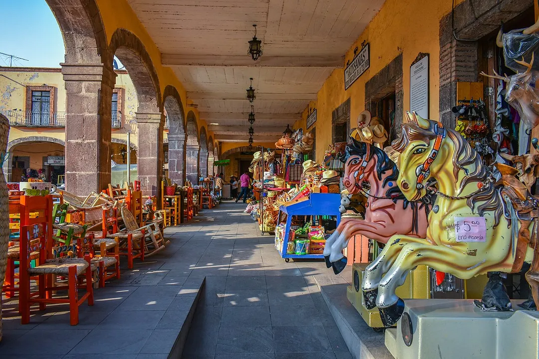 Una bonita arcada frente al jardín principal con mucha artesanía elaborada en el lugar.