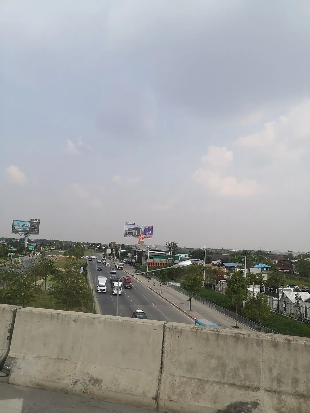 ถนนเทพรักษ์บริเวณตัดกับถนนสุขาภิบาล 5