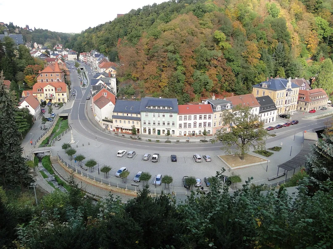 Blick von der Burg ins Schloitzbachtal zum Markt.