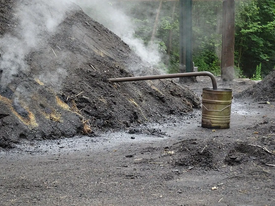 Beechwood tar precipitates from the fumes.