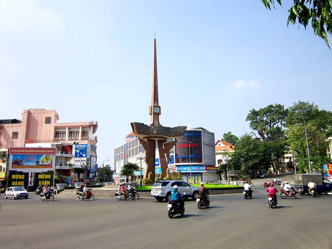 Tháp đồng hồ tại vòng xoay ngã 6 ở trung tâm TP. Thủ Dầu Một, tỉnh BÌnh Dương, Việt Nam.