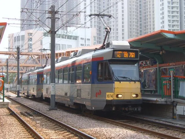 ​香港輕鐵天悅站的川崎輕軌車輛。