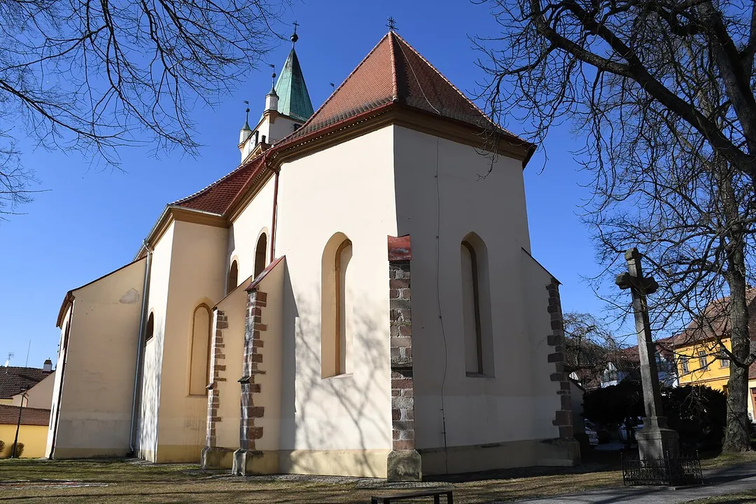 Tišnov, kostel a kříž
