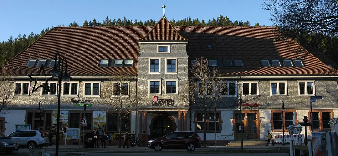 Bahnhof Titisee mit Coucou Hotel
