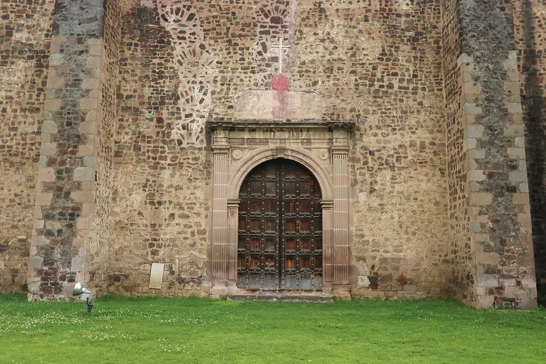 La capilla abierta de Tlalmanalco es un ejemplo de arte tequitqui, es decir, una obra escultórica de tema cristiano, tallada por artesanos indígenas. Este monumento fue construido en el siglo XVI por indicación de los franciscanos, con el fin de facilitar el proceso de evangelización durante la conquista española.