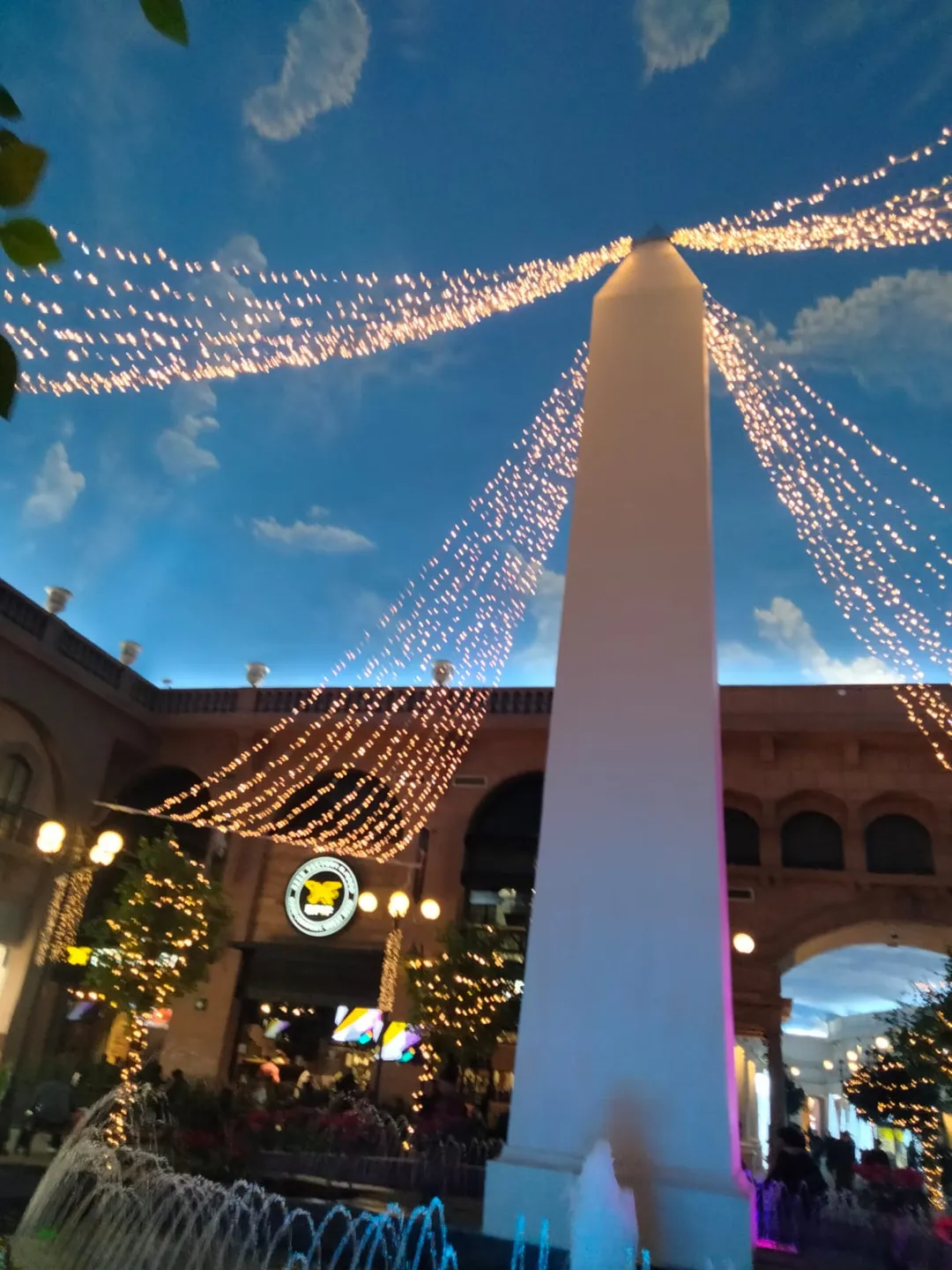 Obelisco en el interior de la plaza comercial de Mundo E, en Tlalnepantla de Baz, Estado de México.