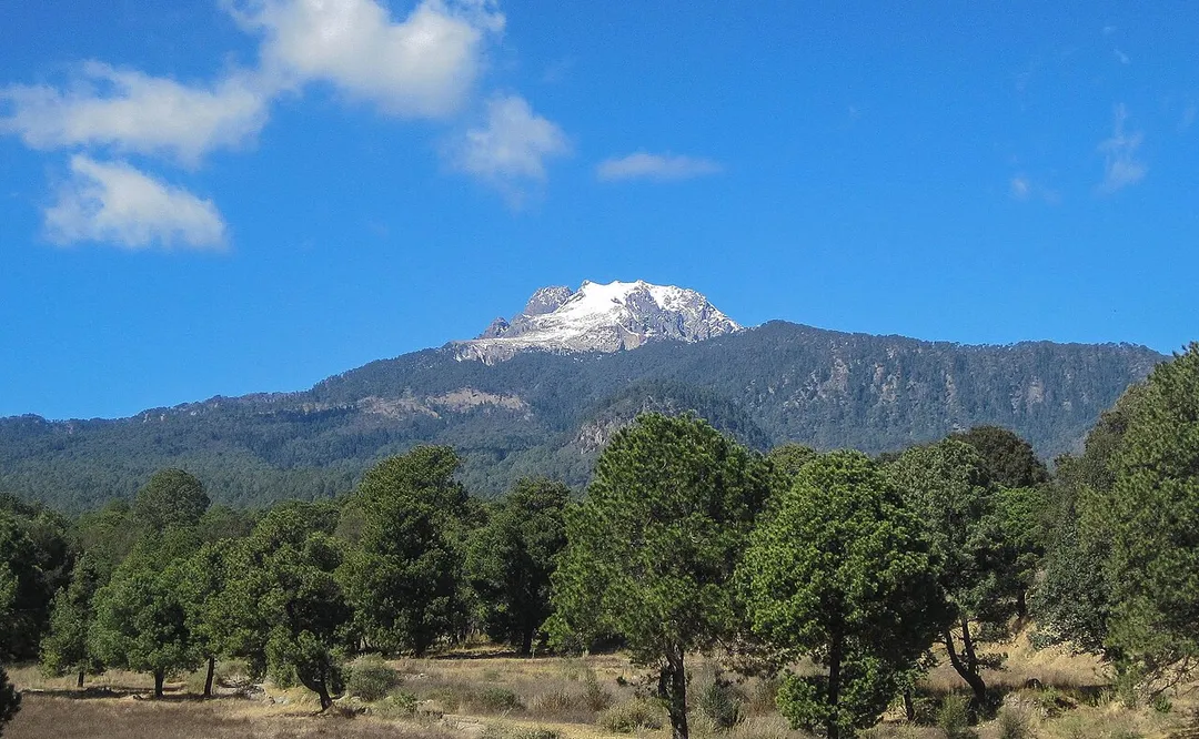 La Malinche, seismically active volcano with an official height of 4,420 meters.