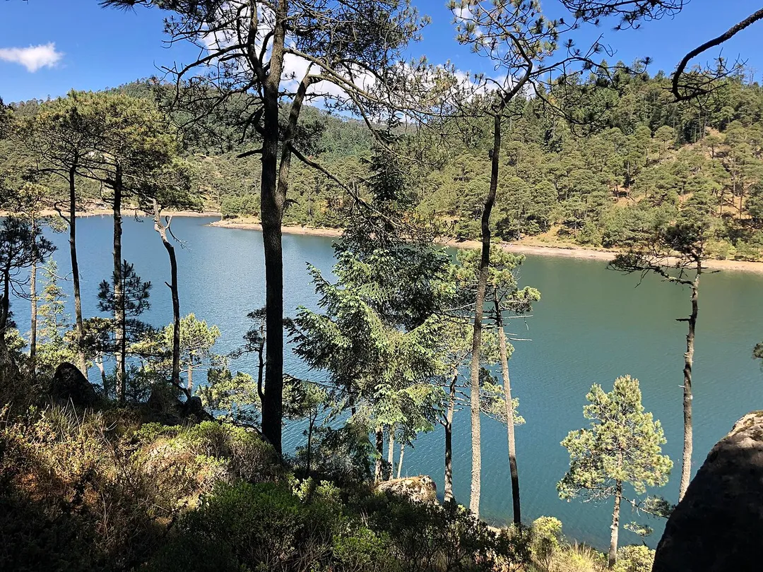 Pertenece al municipio de Isidro Fabela,en la localidad de Tlazala, Estado de México. Se encuentra en medio de un paisaje boscoso, a 50 minutos de la CDMX y a 30 minutos del municipio de Naucalpan de Juárez. Es un lugar ideal para quienes buscan descansar y convivir con la naturaleza.