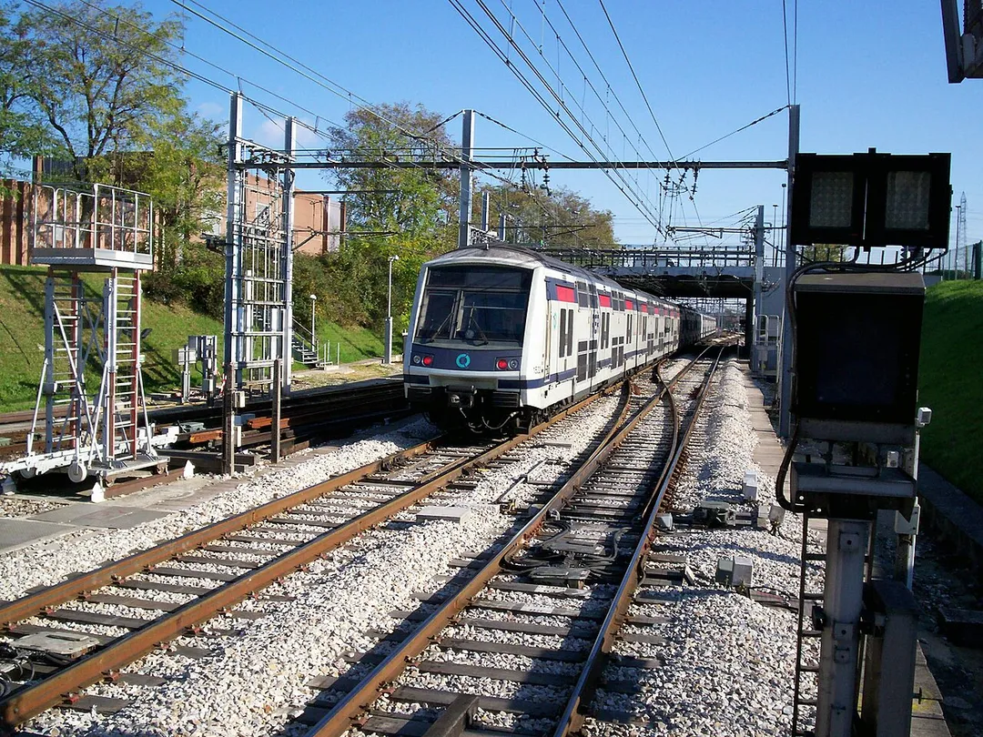 A train MI 2N Alteo at Torcy station going to Marne-la-Vallée — Chessy.