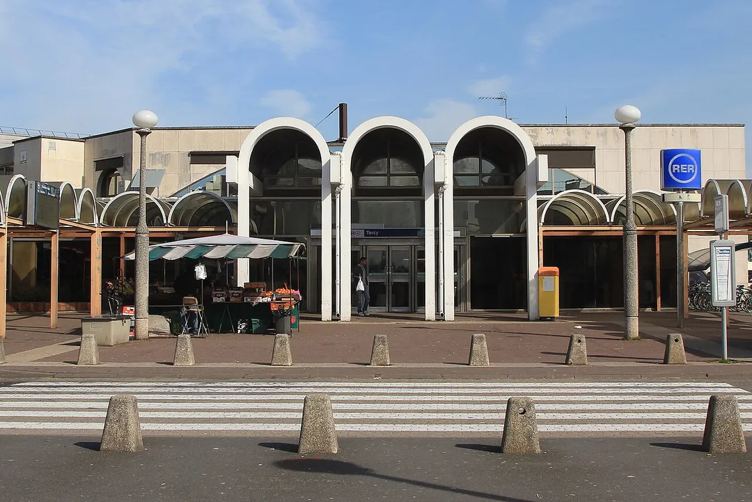 L'accès à la gare RER de Torcy côté sud. Il s'agit de l'accès historique construit en 1980.