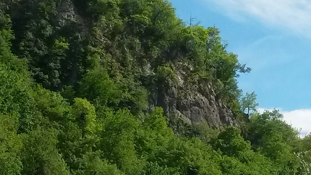 foto della grotta delle cagnasse sopra Laurini