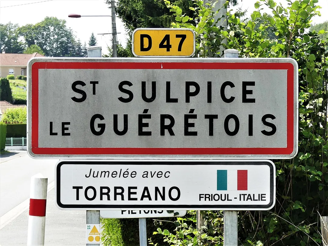 Panneau de jumelage de Saint-Sulpice-le-Guérétois, Creuse, France.
