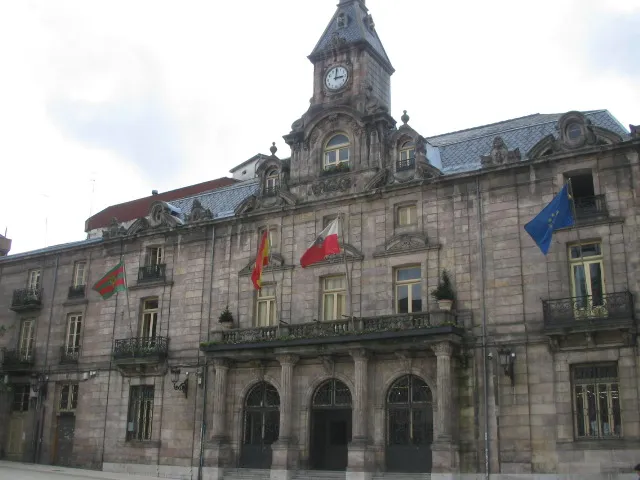 Ayuntamiento de Torrelavega, palacio municipal situado en el Boulevard Demetrio Herreros.

Torrelavega's Town Hall