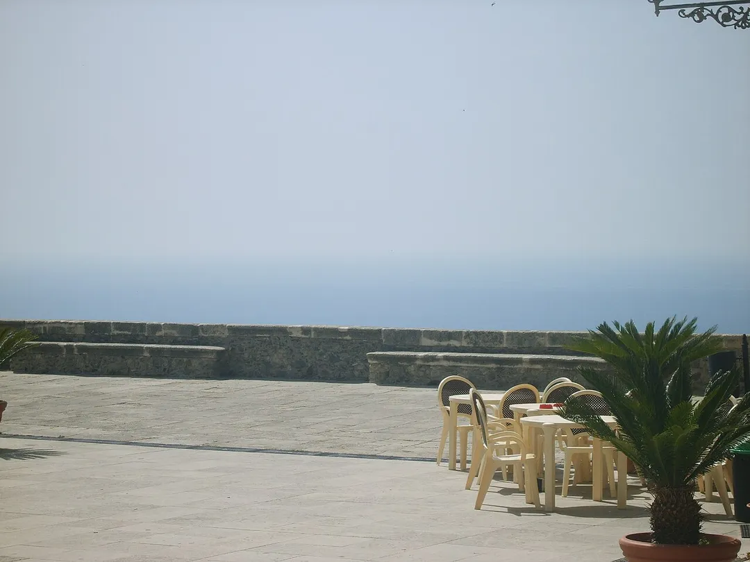 Vista di Largo Torretta con il mare sullo sfondo