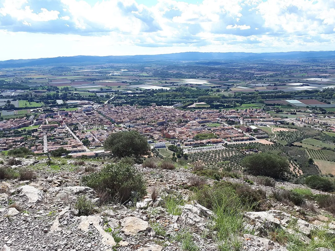 The town lies in the valley of the Ter river.
See: File:Ter - Baix Empordà.jpg.