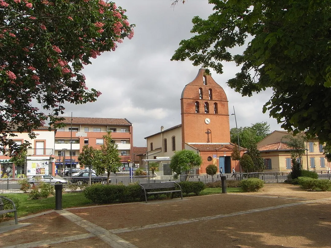 Tournefeuille (Haute-Garonne, France) : L'église Saint-Pierre vue depuis la place de la mairie.