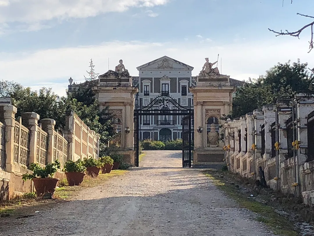 Villa Trabia, Bagheria. Costruita nella seconda metà del '700 da Michele Gravina, Principe di Comitini, per opera dell'architetto Nicolò Palma. Acquistata nel 1890 dal Principe Pietro Lanza di Trabia. Nel prospetto ornamenti, architravi, lesene bianche su un fondo grigio scuro in stile rocaille, intervallate con decorazioni, statue e vasi barocche. Le decorazioni e gli affreschi interni sono di Elia Interguglielmi. Al centro del giardino antistante, la grande fontana dell'Abbondanza di Ignazio Marabitti, in marmo bianco.