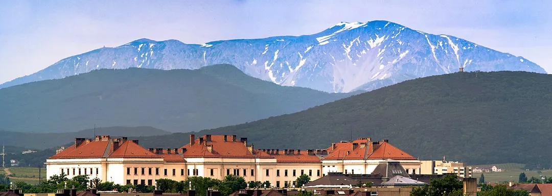 Flüchtlingslager Traiskirchen, im Hintergrund der Schneeberg. Vom Stadtteil Möllersdorf aus aufgenommen.