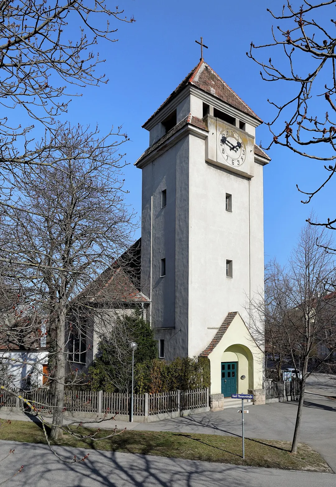 Südwestansicht der evangelischen Kirche in der niederösterreichischen Stadtgemeinde Traiskirchen. Die Kirche mit vorgestelltem Fassadenturm wurde 1913 nach Plänen der Architekten Siegfried Theiss und Hans Jaksch errichtet.