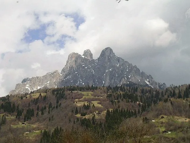 Foto scattata da me medesimo il 17 aprile 2006. Nella veduta, ripresa da Transacqua, si distingue il Col di Cistri (1602 m), mentre le montagne che si vedono fanno parte del gruppo del Sass Maòr, e siìono, nell'ordine (da dx a sx): il Cimerlo (2503 m), la Cima della Madonna (2752 m), la Cima della Stanga (2550m), mentre a sx il Cadinoi che digrada da un'altezza max di 2367 m.