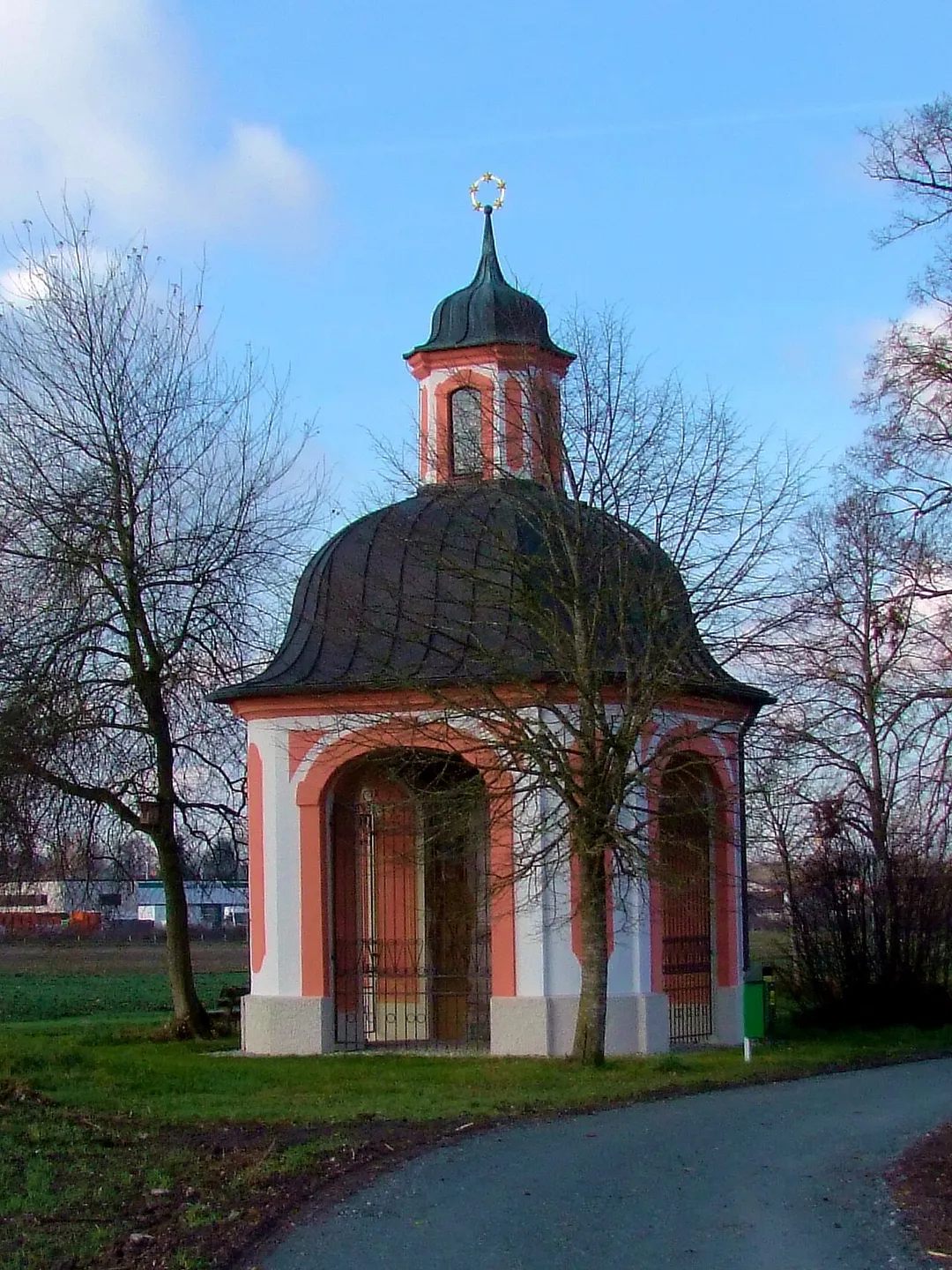 Johann Nepomuk Kapelle,  erbaut 1738, in Anning, Stadt Traunreut, am Ende einer ca. 700m langen Allee vom Schloß Stein an der Traun in südöstlicher Richtung