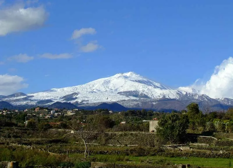 L'etna innevata vista da Tremestieri Etneo.