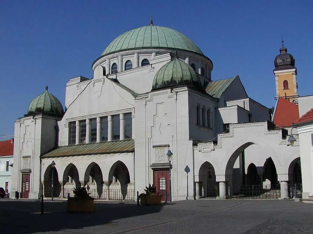 Synagóga, Trenčín, Slovensko. Neologickú synagógu postavili v rokoch 1912/13 v secesnom slohu podľa projektu Richarda Scheibnera a Pála Huga.