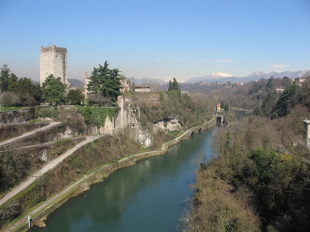 Il castello visconteo, prigione di Bernabò Visconti, a Trezzo sull'Adda e il Fiume Adda, Lombardia, Italia. Autore Giorces.