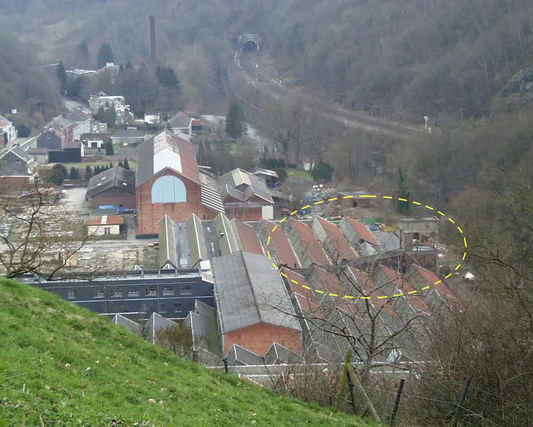 Vue prise en 2004 de ce qui reste de l'usine Imperia de Nessonvaux (Belgique). 
Dans l'ellipse en jaune, on aperçoit un bout de la piste d'essais construite en 1928 avec le château d'eau au virage.

Photo perso J. THURION (Belgavox)