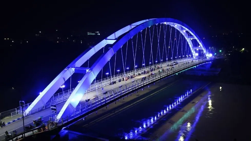 Jembatan Trucuk di malam hari, Kecamatan Trucuk, Kabupaten Bojonegoro, Jawa Timur