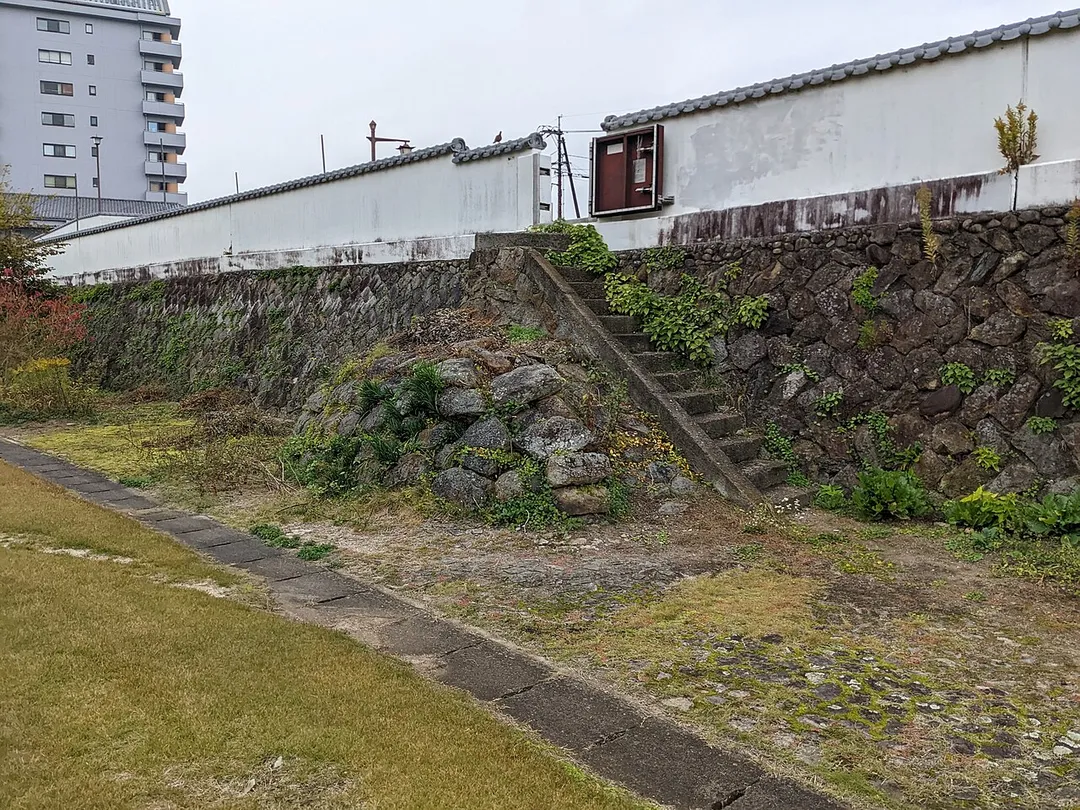 津山市の高瀬舟船着場跡に残る「なげ」。水勢を弱めて流れを変えるために設置された。