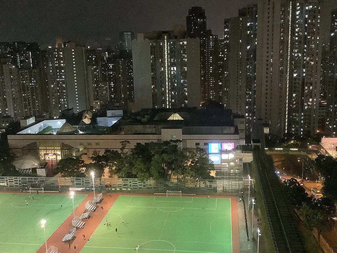 ​慈雲山中心及遊樂場的夜景。