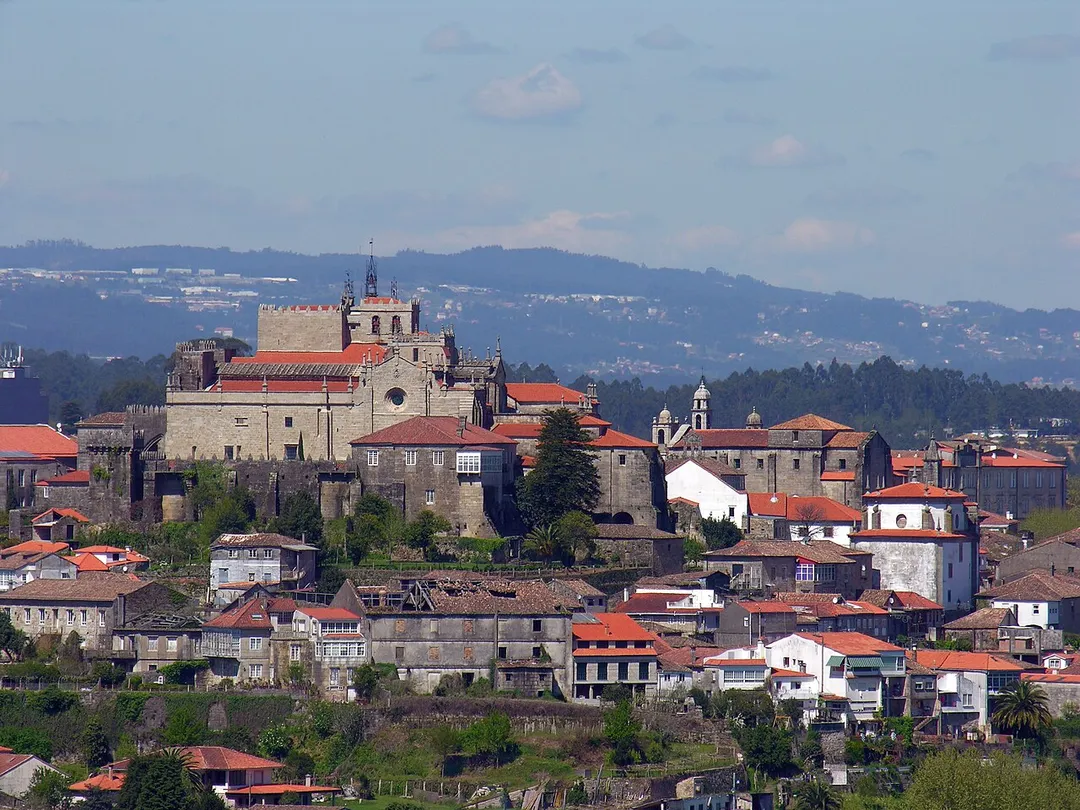 Foto de Tui (Galicia) e do río Miño desde Valença (Portugal. No cumio a catedral de Tui)
