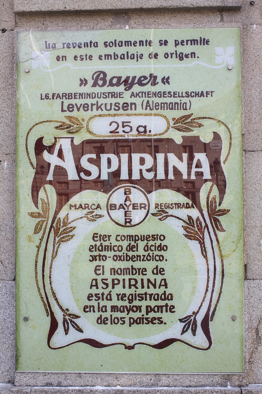 Vello anuncio de Aspirina, nunha farmacia de Tui