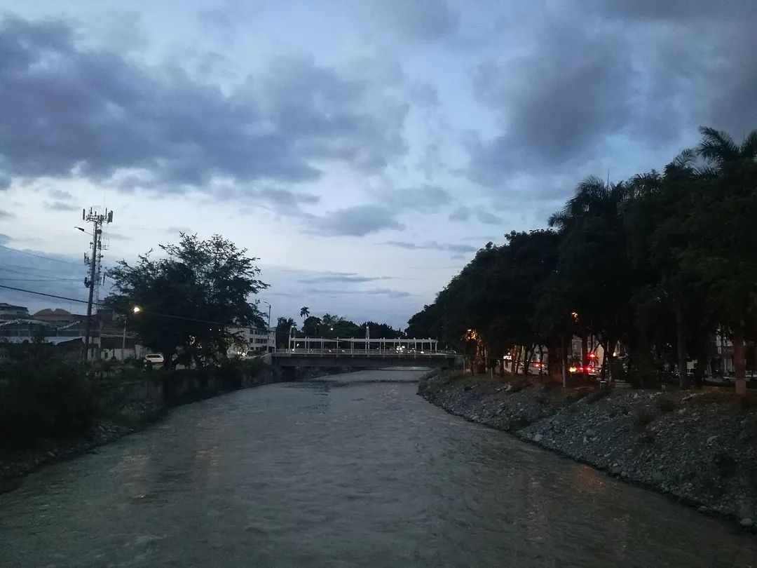 Fotografía del Río Tuluá tomada desde uno de los muchos puentes de esta ciudad