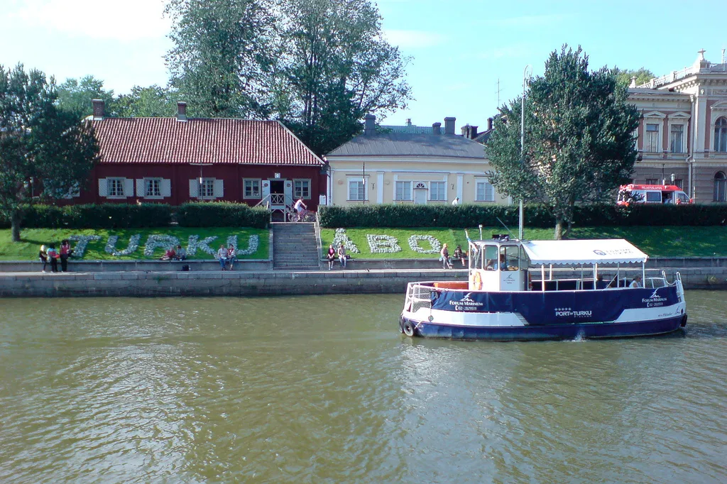 Aurajoki Turussa. Taustalla vasemmalla Apteekkimuseo, oikealla osittain kaupungintalo. Joessa kulkee pikku-föri.Aurajoki / Aura å / Aura river