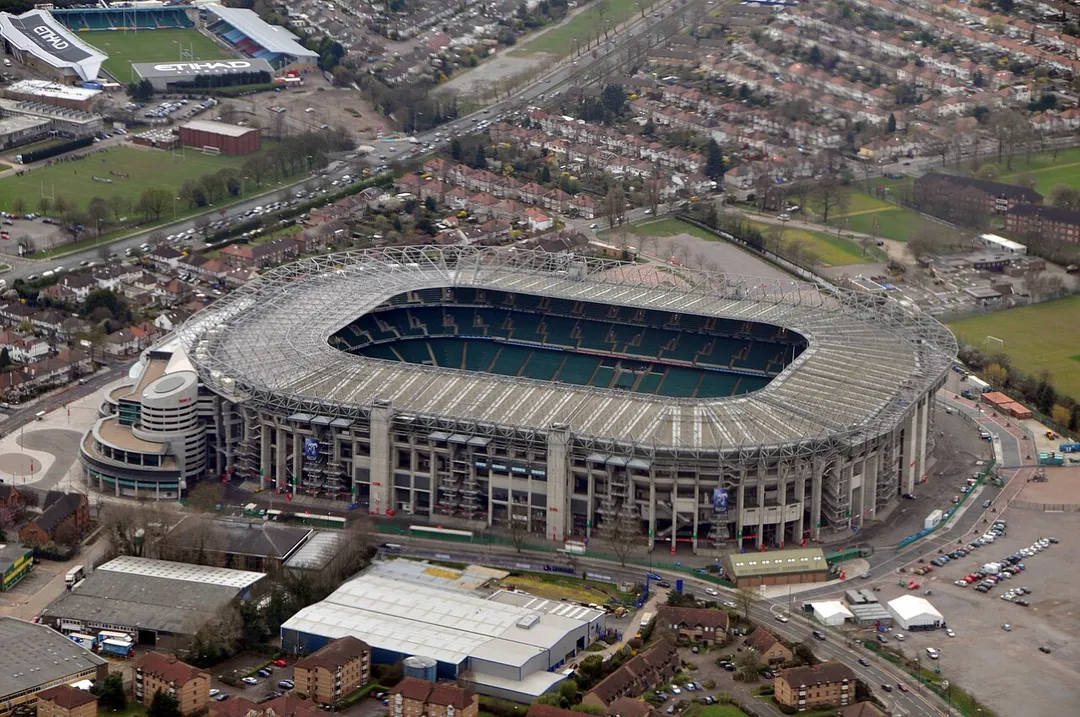 Stade de Twickenham à Londres. Le stade de Twickenham, appelé habituellement Twickenham ou Twickers, est le temple du rugby à XV en Angleterre. Localisée à Twickenham, au sud-ouest de Londres, c'est une arène de 82000 places.