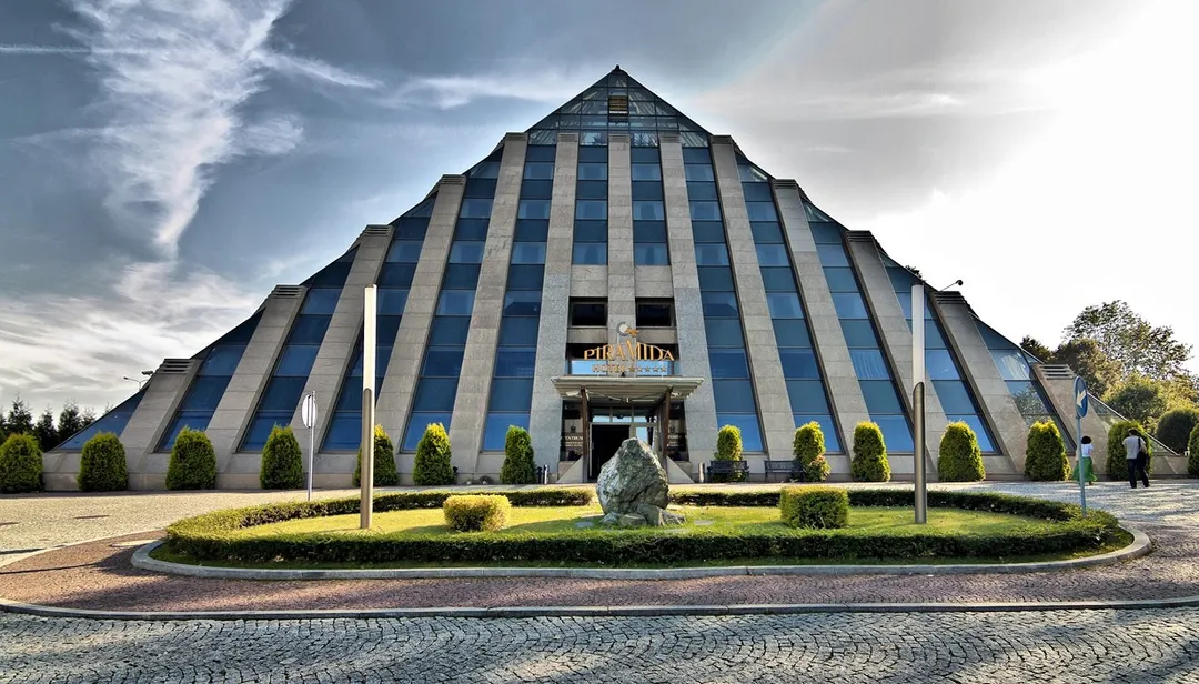 Hotel Piramida w Tychach nad jeziorem Paprocańskim